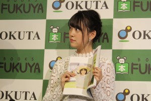 堀未央奈、『堀未央奈1st写真集 君らしさ』発売記念お渡し会に登場