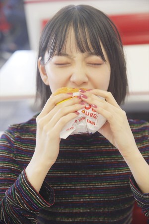 『堀未央奈1st写真集 君らしさ』より