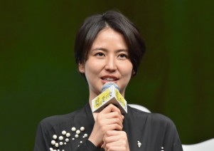 長澤まさみ、『嘘を愛する女』完成披露舞台挨拶に登壇