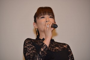 鈴木砂羽、『探偵はBARにいる3』初日舞台挨拶に登壇