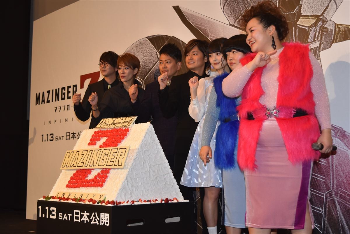森久保祥太郎、「マジン・ゴー」決めて大満足　『マジンガーZ』特注ケーキでお祝い