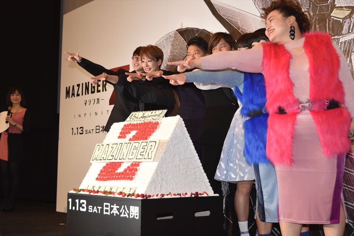 森久保祥太郎、「マジン・ゴー」決めて大満足　『マジンガーZ』特注ケーキでお祝い