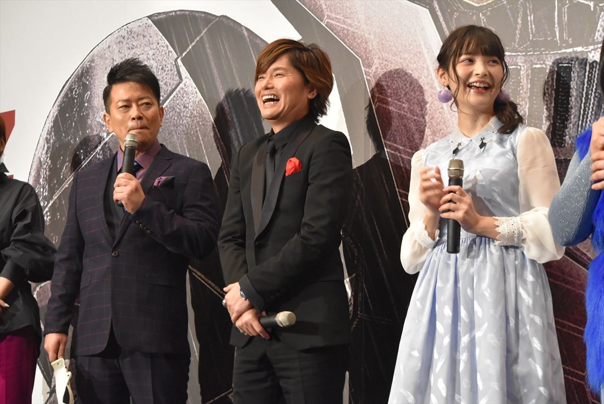 森久保祥太郎、「マジン・ゴー」決めて大満足　『マジンガーZ』特注ケーキでお祝い