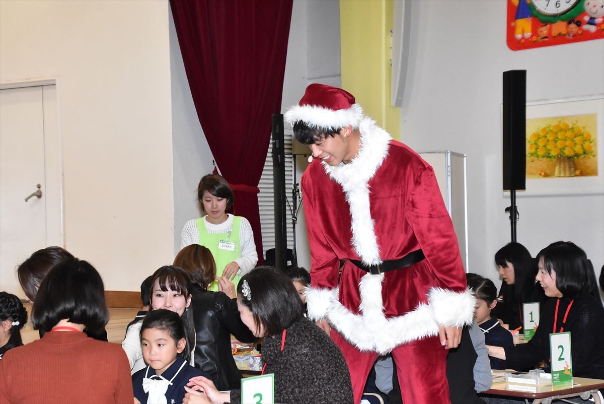 竹内涼真、サンタ姿で子供たちに「お兄さん誰だと思う～？」 お茶目な姿にうっとり