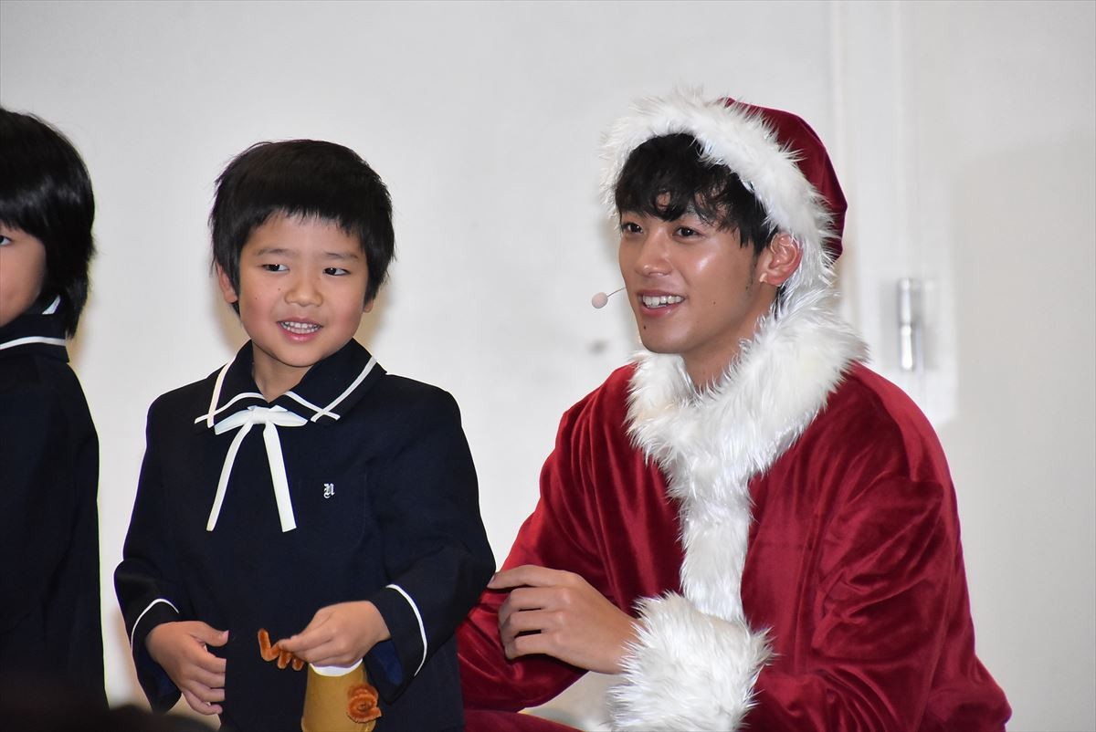 竹内涼真、サンタ姿で子供たちに「お兄さん誰だと思う～？」 お茶目な姿にうっとり