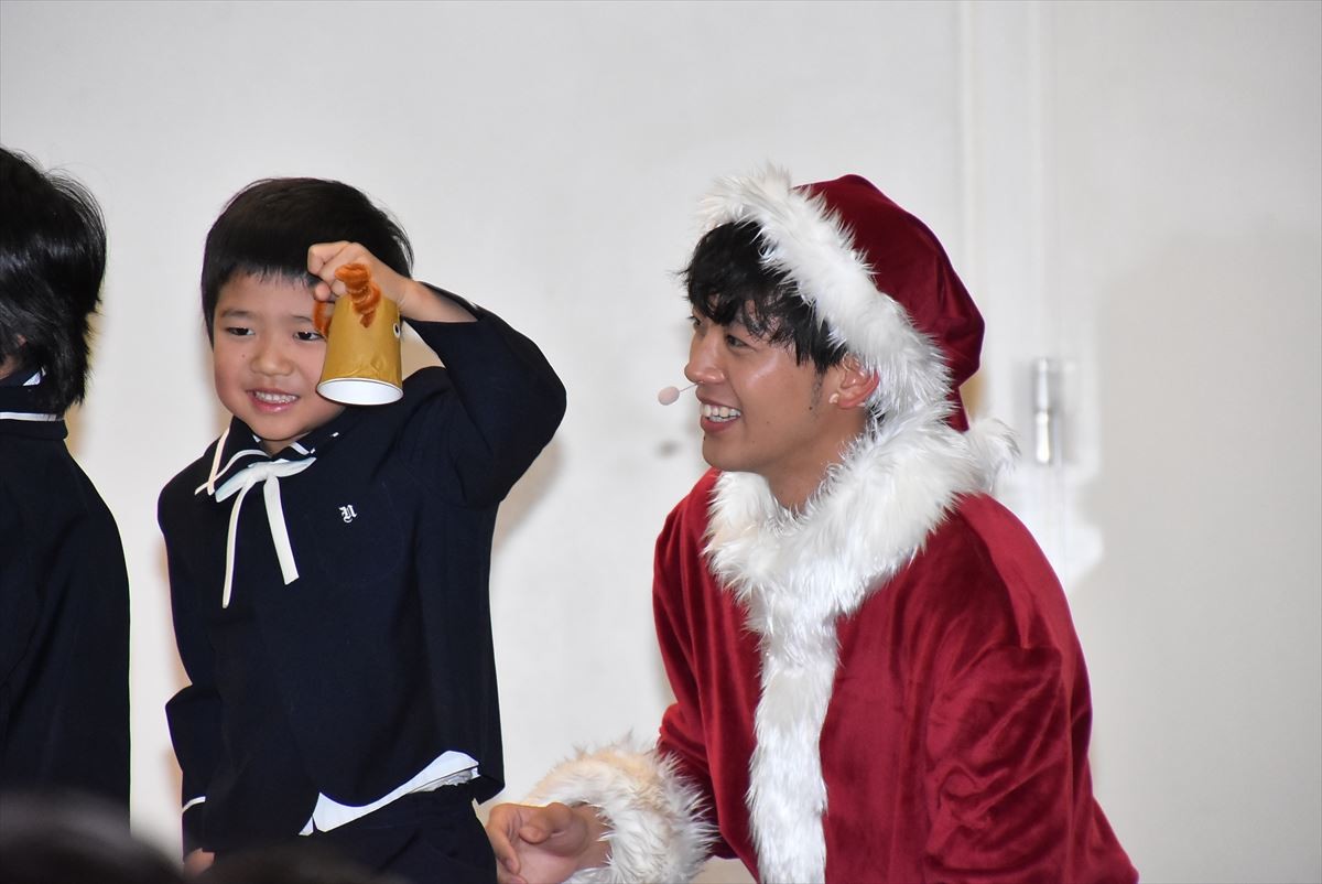 竹内涼真、サンタ姿で子供たちに「お兄さん誰だと思う～？」 お茶目な姿にうっとり
