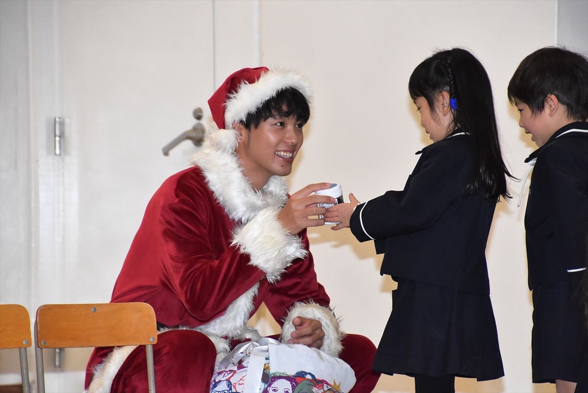 竹内涼真、サンタ姿で子供たちに「お兄さん誰だと思う～？」 お茶目な姿にうっとり