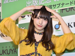 1st写真集『饒舌な眼差し』発売記念お渡し会に登場した欅坂46・渡辺梨加