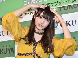 1st写真集『饒舌な眼差し』発売記念お渡し会に登場した欅坂46・渡辺梨加