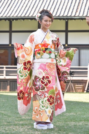 岡田結実、2018年オスカープロモーション晴れ着撮影会に登場