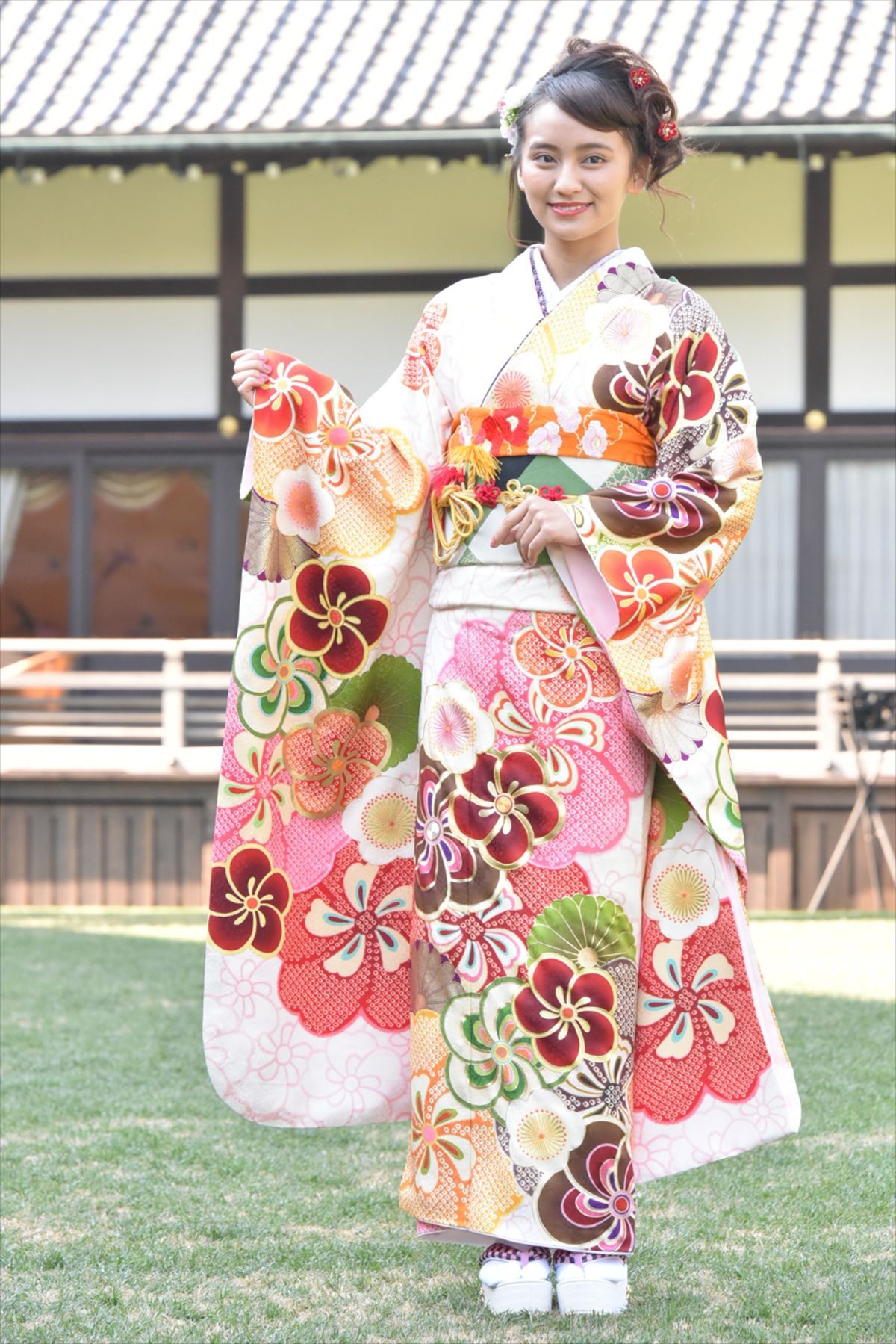 剛力彩芽、今年の一文字は“楽”　藤田ニコルは“ヤバイ”の“八”!?　