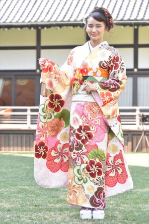 岡田結実、2018年オスカープロモーション晴れ着撮影会に登場