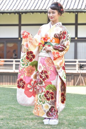 岡田結実、2018年オスカープロモーション晴れ着撮影会に登場