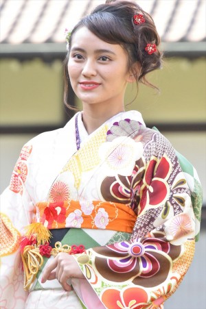 岡田結実、2018年オスカープロモーション晴れ着撮影会に登場