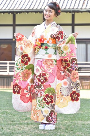 岡田結実、2018年オスカープロモーション晴れ着撮影会に登場