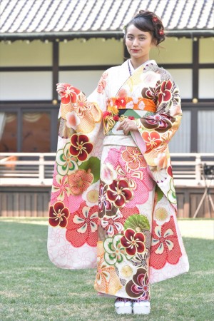 岡田結実、2018年オスカープロモーション晴れ着撮影会に登場