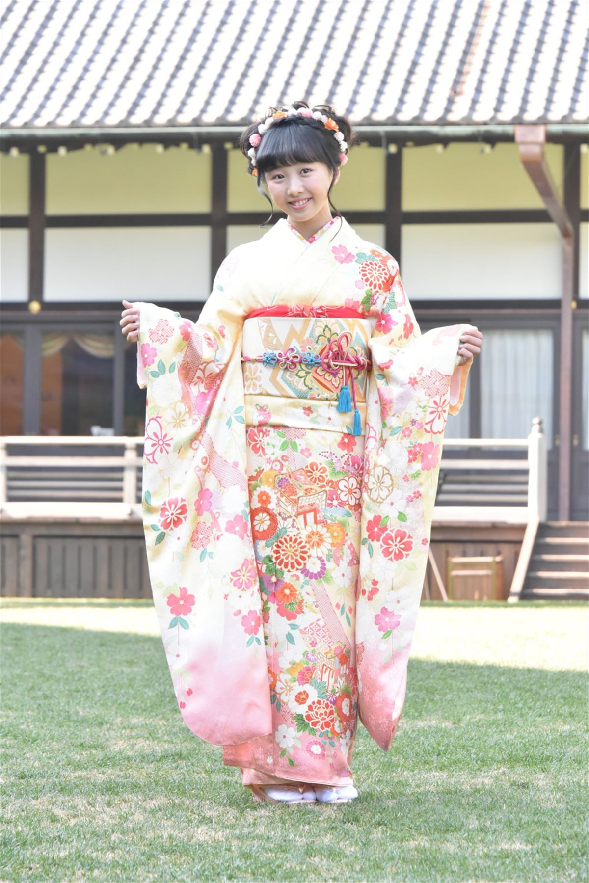 剛力彩芽、今年の一文字は“楽”　藤田ニコルは“ヤバイ”の“八”!?　