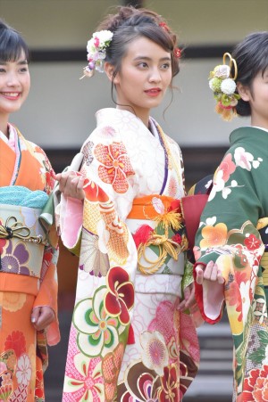 岡田結実、2018年オスカープロモーション晴れ着撮影会に登場