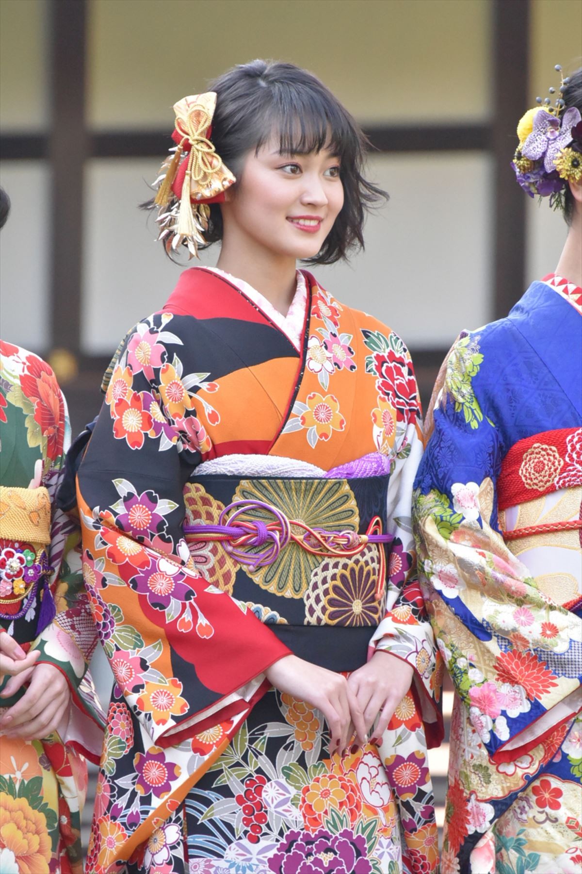 剛力彩芽、今年の一文字は“楽”　藤田ニコルは“ヤバイ”の“八”!?　