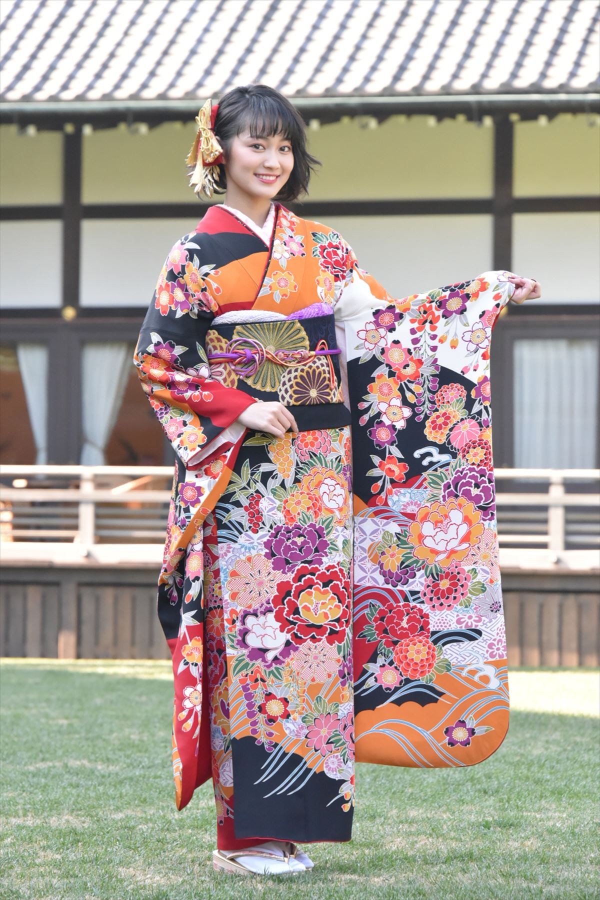 剛力彩芽、今年の一文字は“楽”　藤田ニコルは“ヤバイ”の“八”!?　
