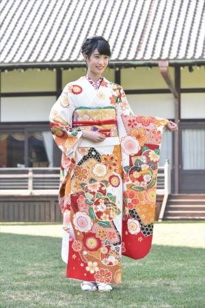 高橋ひかる、2018年オスカープロモーション晴れ着撮影会に登場