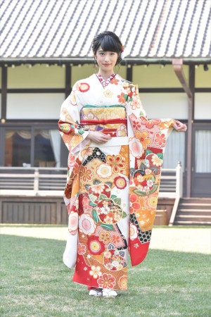 高橋ひかる、2018年オスカープロモーション晴れ着撮影会に登場