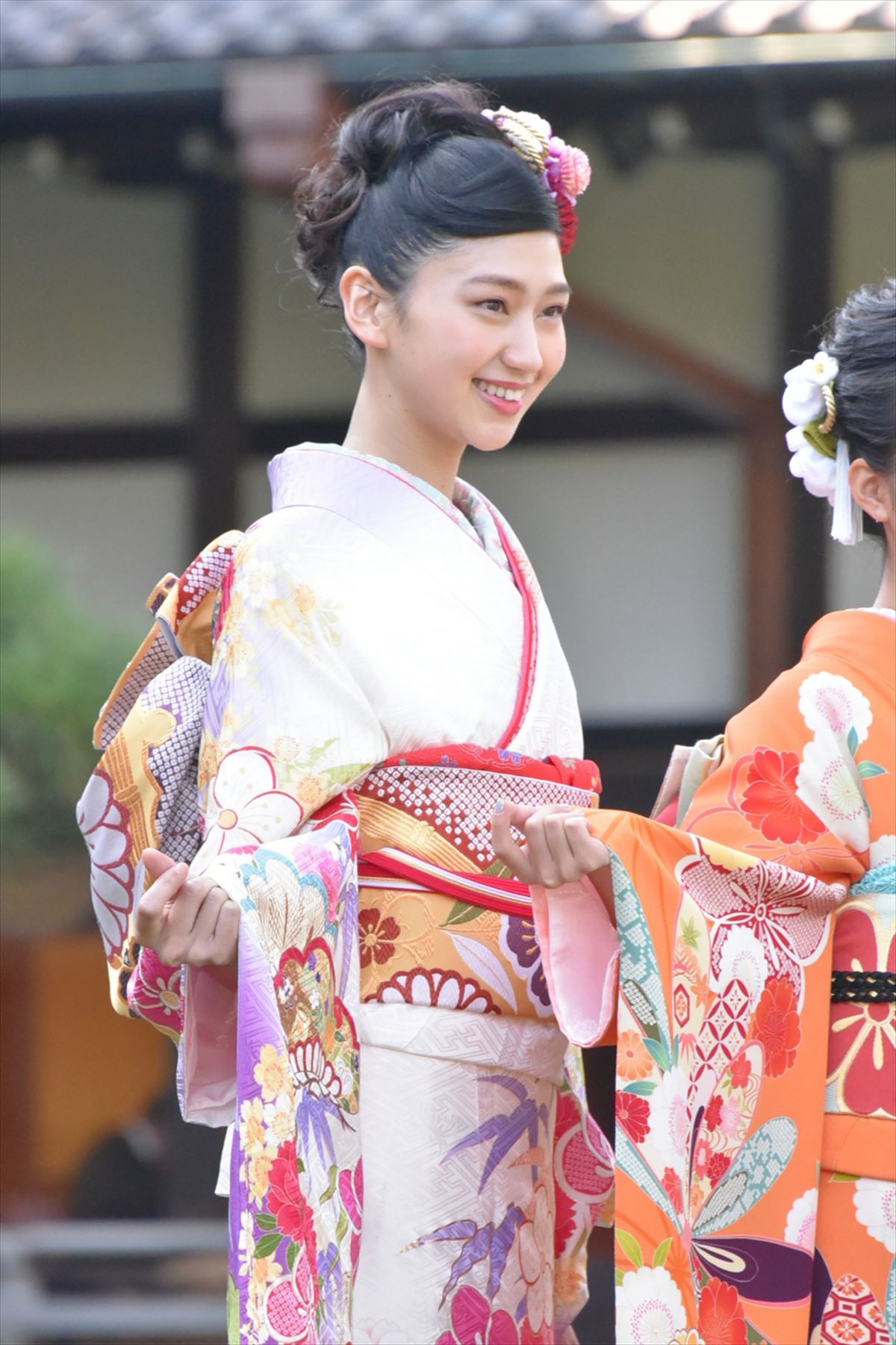 剛力彩芽、今年の一文字は“楽”　藤田ニコルは“ヤバイ”の“八”!?　