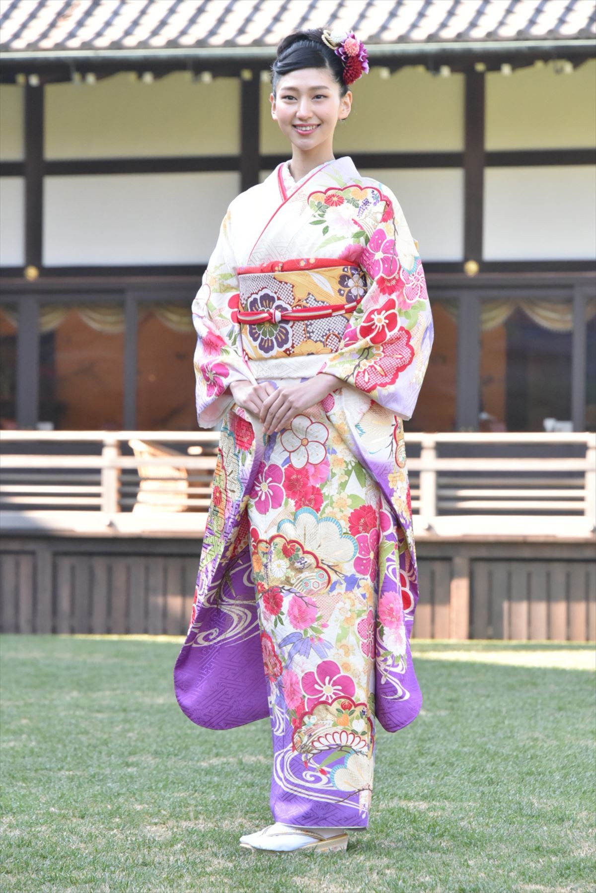 剛力彩芽、今年の一文字は“楽”　藤田ニコルは“ヤバイ”の“八”!?　