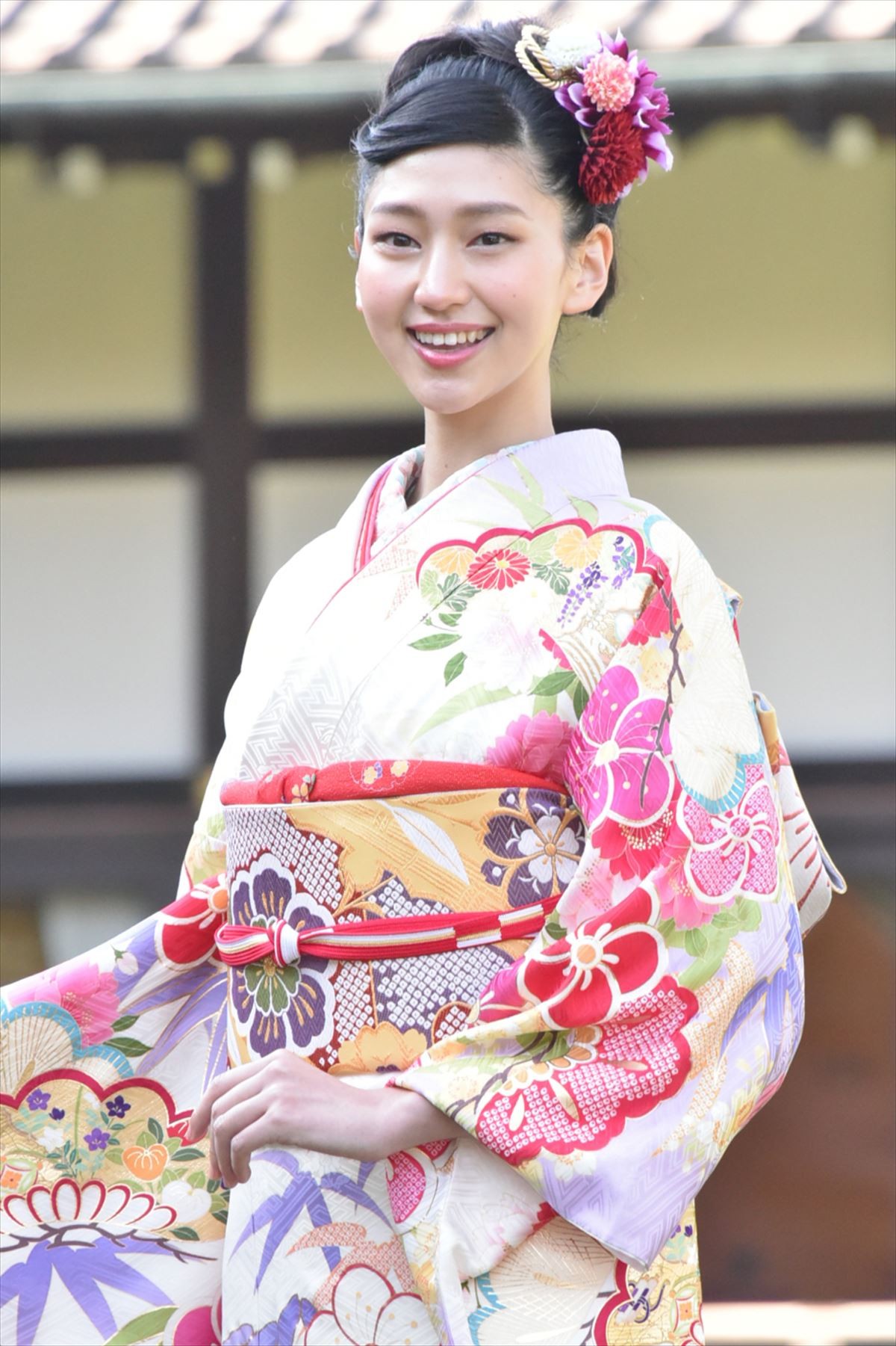 剛力彩芽、今年の一文字は“楽”　藤田ニコルは“ヤバイ”の“八”!?　