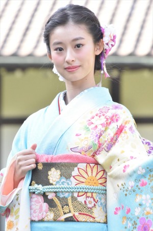 井本彩花、2018年オスカープロモーション晴れ着撮影会に登場