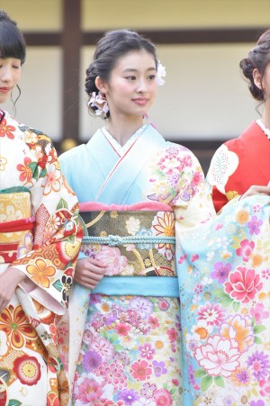 井本彩花、2018年オスカープロモーション晴れ着撮影会に登場