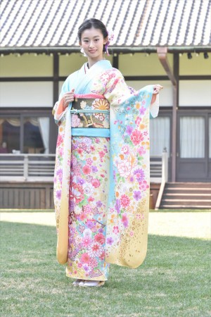 井本彩花、2018年オスカープロモーション晴れ着撮影会に登場