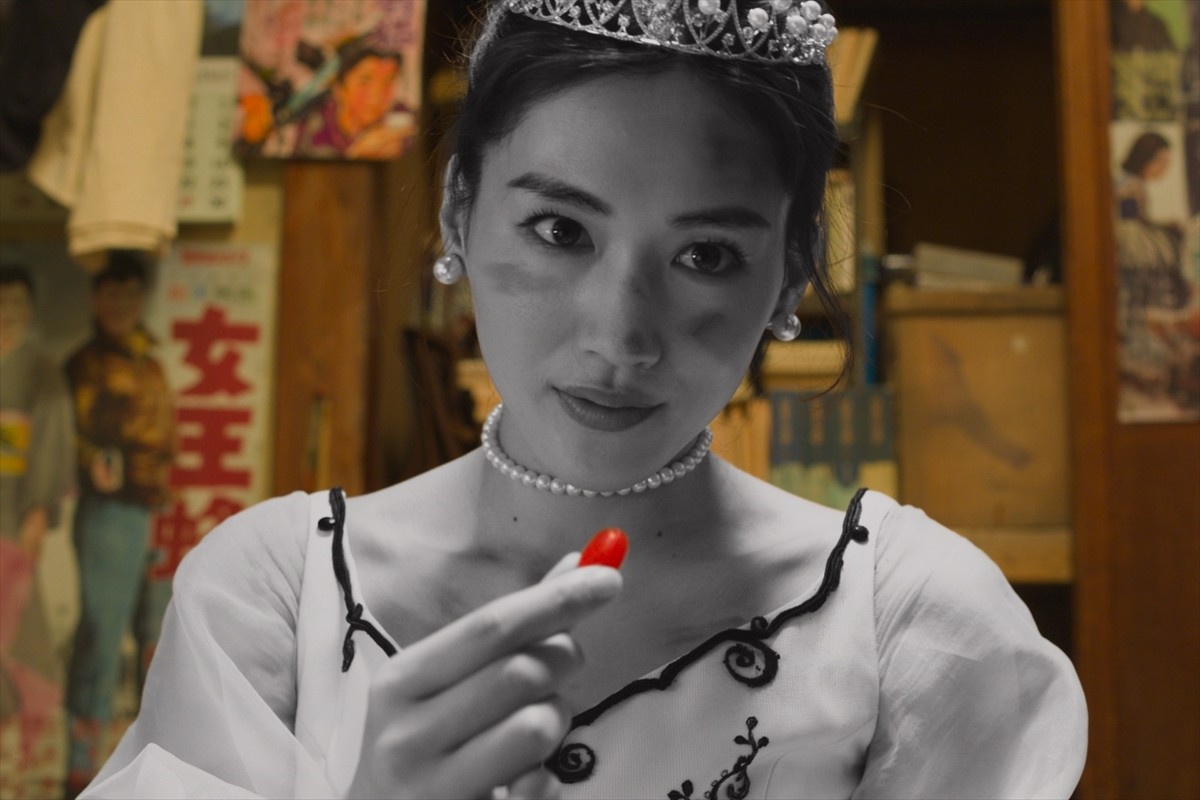 綾瀬はるか、“モノクロお姫様”で登場 『今夜、ロマンス劇場で』新場面写真が解禁