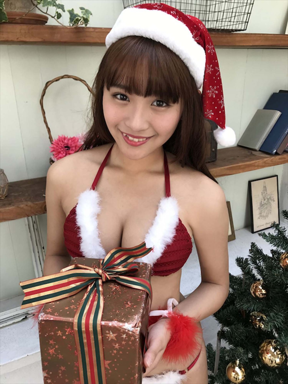 スパガ・浅川＆渡邉＆内村がビキニサンタに！　ひと足早いクリスマスグラビア公開