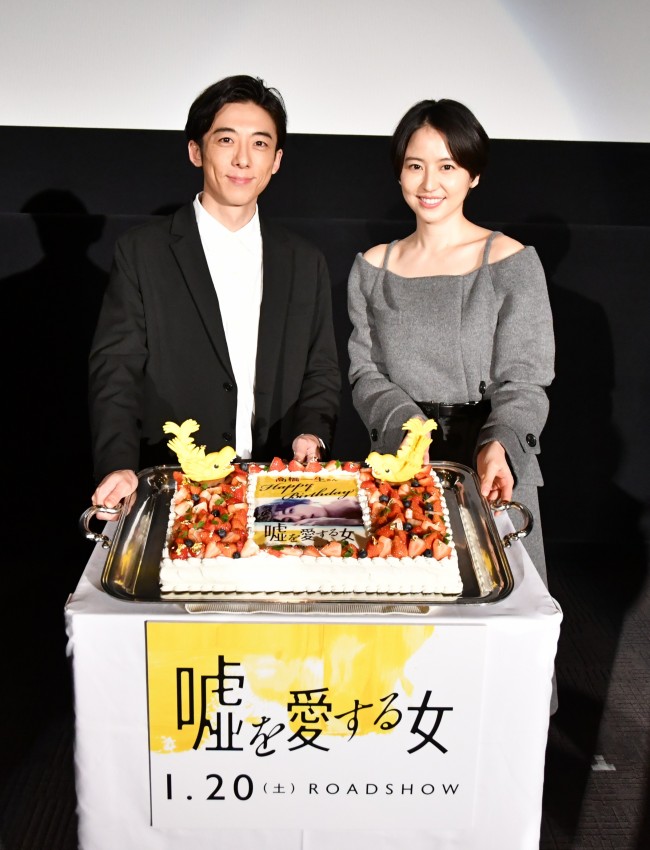名古屋市内で行われた映画『嘘を愛する女』試写会にサプライズで登場した高橋一生と長澤まさみ