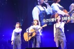 「第7回 AKB48 紅白対抗歌合戦」でイルカ本人（中央）と「なごり雪」をカバーしたSKE48小畑優奈（左）・松井珠理奈（右）