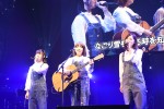 「第7回 AKB48 紅白対抗歌合戦」でイルカ本人（中央）と「なごり雪」をカバーしたSKE48小畑優奈（左）・松井珠理奈（右）