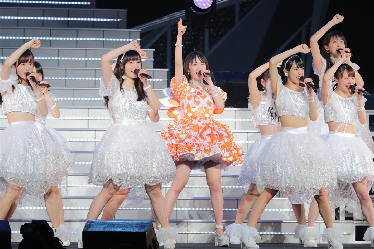 日本武道館で行われたコンサートでモーニング娘。’17を卒業をした工藤遥(中央)