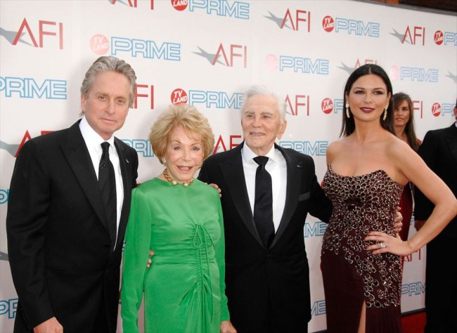 ダグラス一家。(左から)マイケル・ダグラス、カークの妻アン、カーク・ダグラス、キャサリン・ゼタ=ジョーンズ(※2009年「第37回 AFI Life Achievement Award」にて)