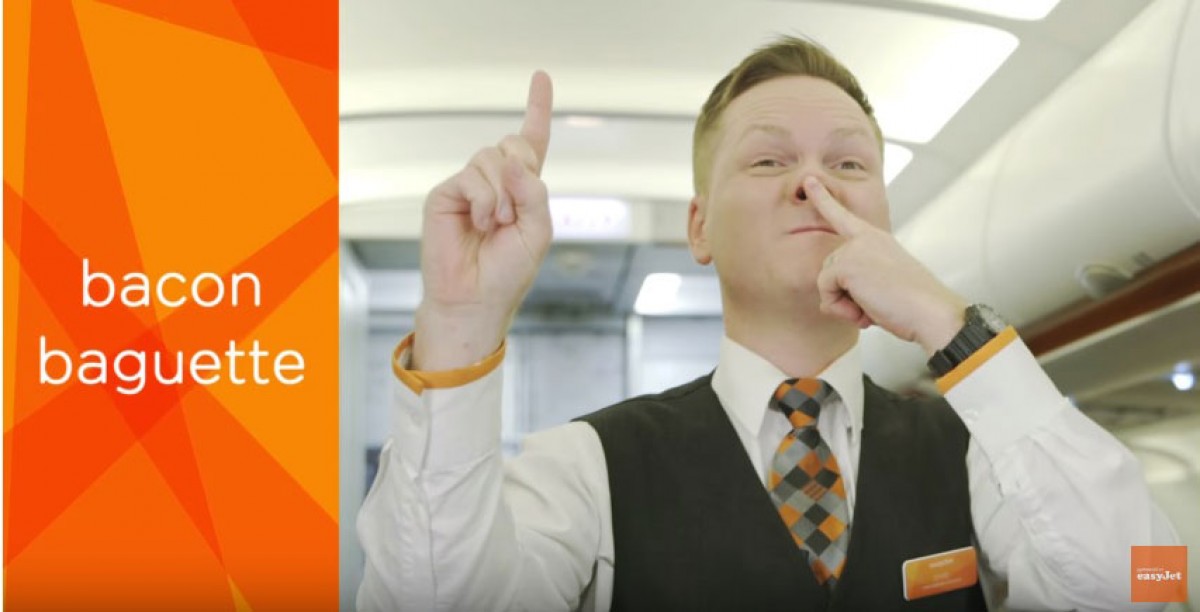 客室乗務員が使うサインにはどんな意味が? ※「easyJet」乗務員トレーニングビデオよりスクリーンショット