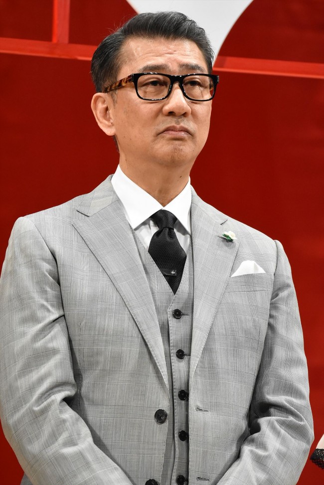 『嘘八百』完成披露試写会に登壇した中井貴一