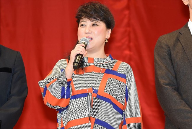 『嘘八百』完成披露試写会に登壇した友近