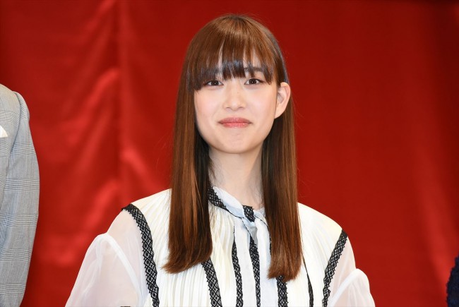 『嘘八百』完成披露試写会に登壇した森川葵