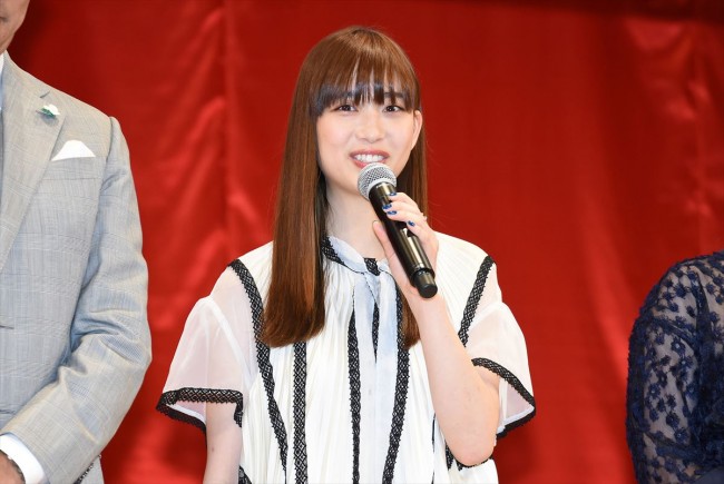 『嘘八百』完成披露試写会に登壇した森川葵