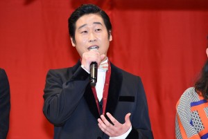 『嘘八百』完成披露試写会に登壇した前野朋哉