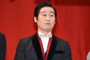 『嘘八百』完成披露試写会に登壇した前野朋哉