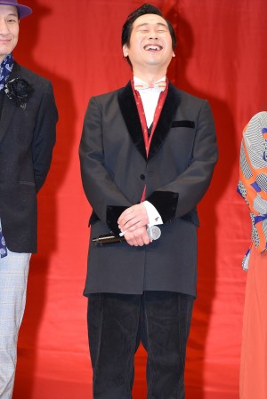 『嘘八百』完成披露試写会に登壇した前野朋哉