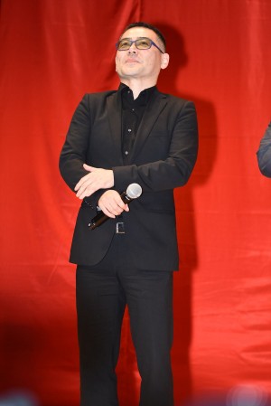 『嘘八百』完成披露試写会に登壇した武正晴監督