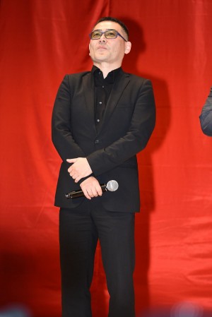 『嘘八百』完成披露試写会に登壇した武正晴監督