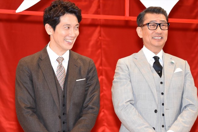 『嘘八百』完成披露試写会に登壇した(左から)佐々木蔵之介、中井貴一